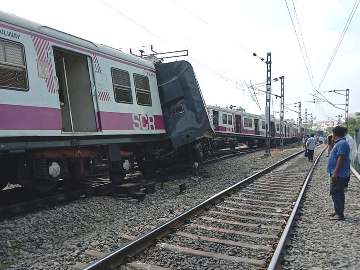 MMTS Train Collision Kachiguda Station Hyderabad Photo Gallery - Sakshi6
