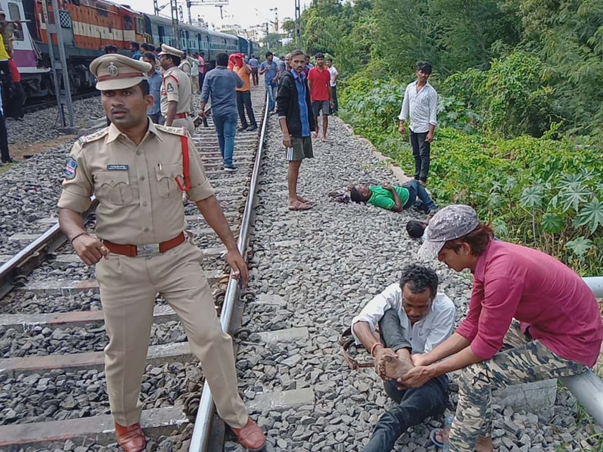 MMTS Train Collision Kachiguda Station Hyderabad Photo Gallery - Sakshi7