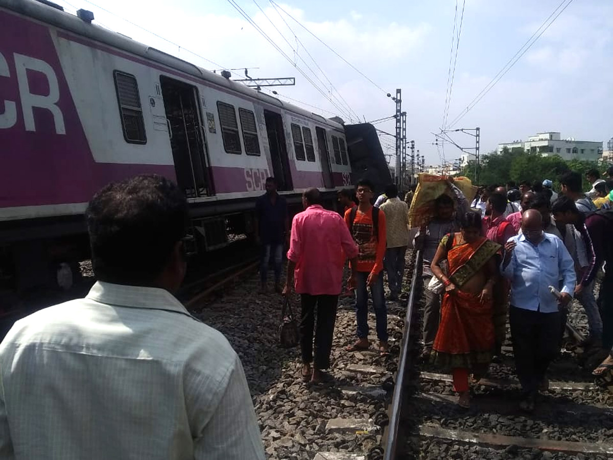 MMTS Train Collision Kachiguda Station Hyderabad Photo Gallery - Sakshi8