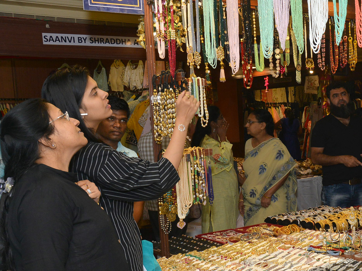 Actress Rahasya Gorakh Inaugurates Luxury Jewellery Expo At Taj Krishna - Sakshi5