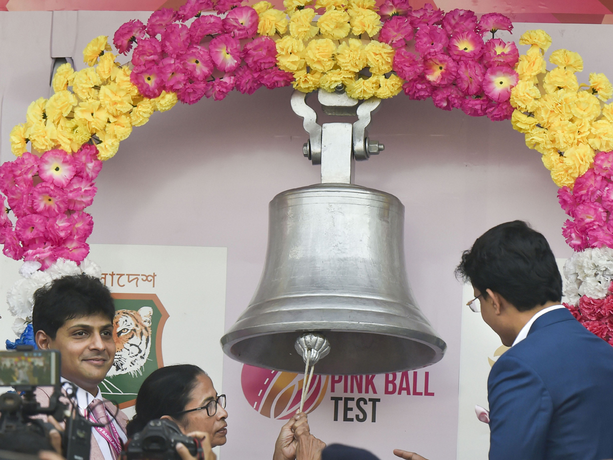 Kolkata switches to cricket mode for 1st day night pink ball test match Photo Gallery - Sakshi12