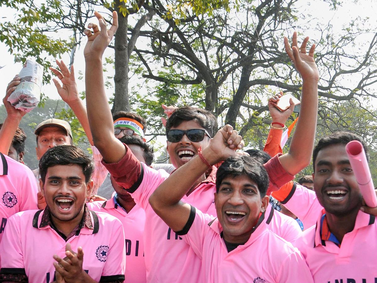 Kolkata switches to cricket mode for 1st day night pink ball test match Photo Gallery - Sakshi14