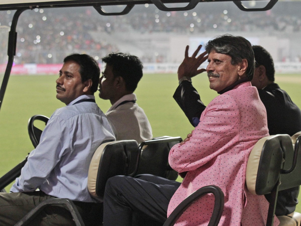 Kolkata switches to cricket mode for 1st day night pink ball test match Photo Gallery - Sakshi17