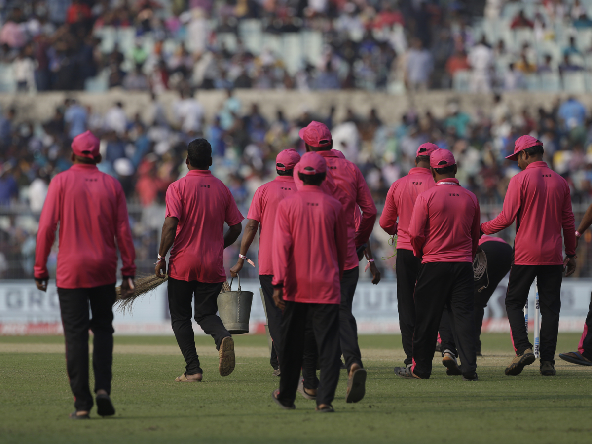 Kolkata switches to cricket mode for 1st day night pink ball test match Photo Gallery - Sakshi6