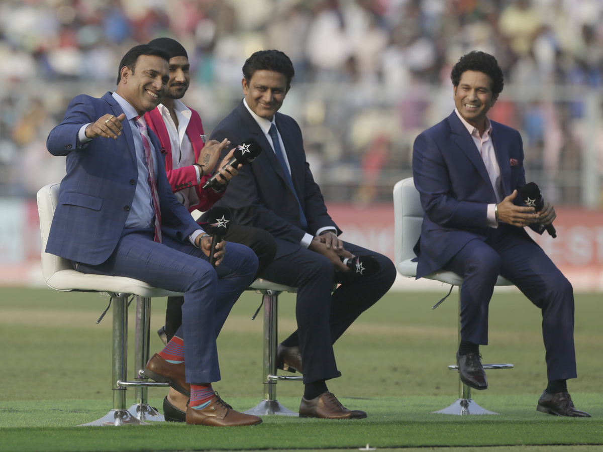 Kolkata switches to cricket mode for 1st day night pink ball test match Photo Gallery - Sakshi7