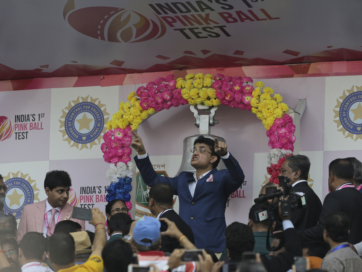 Kolkata switches to cricket mode for 1st day night pink ball test match Photo Gallery - Sakshi10