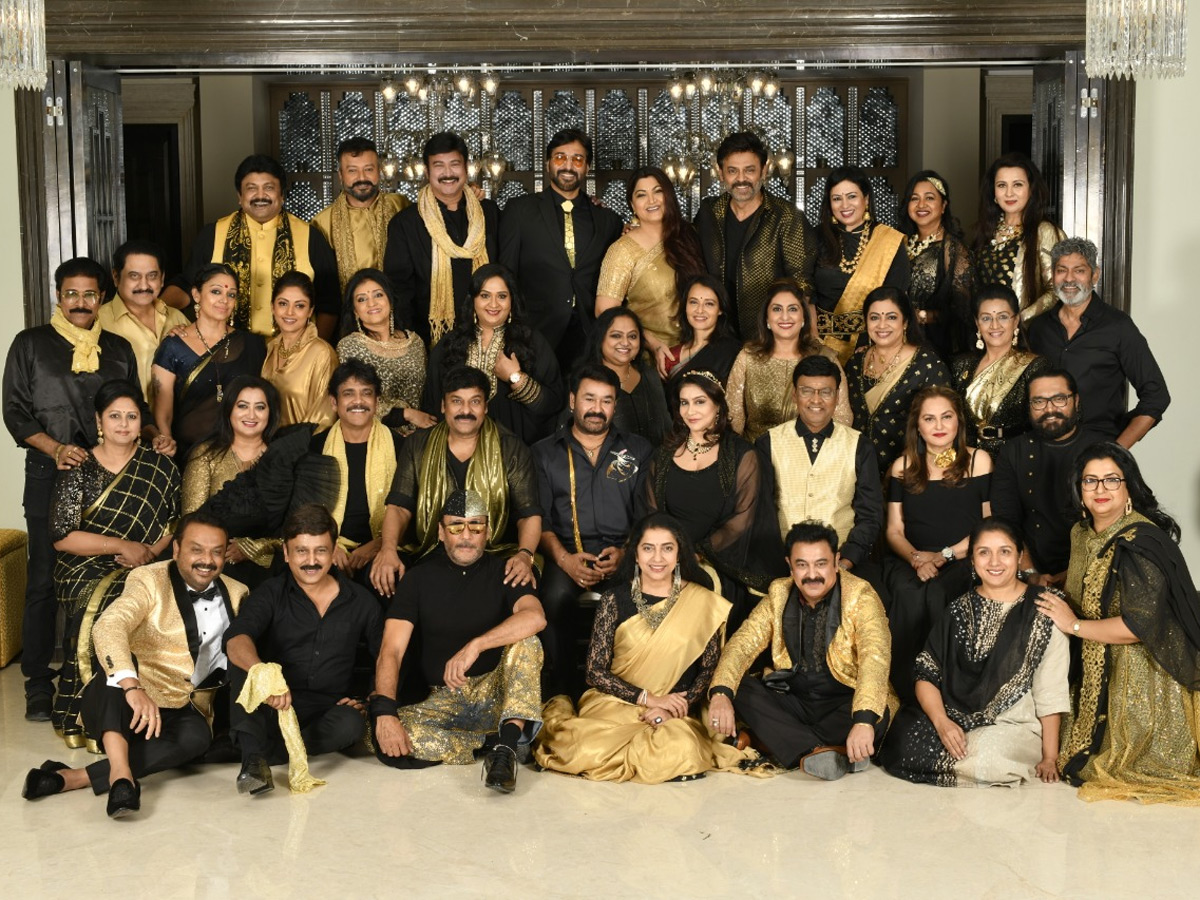 Class of 80s host in chiranjeevi home Photo Gallery - Sakshi2