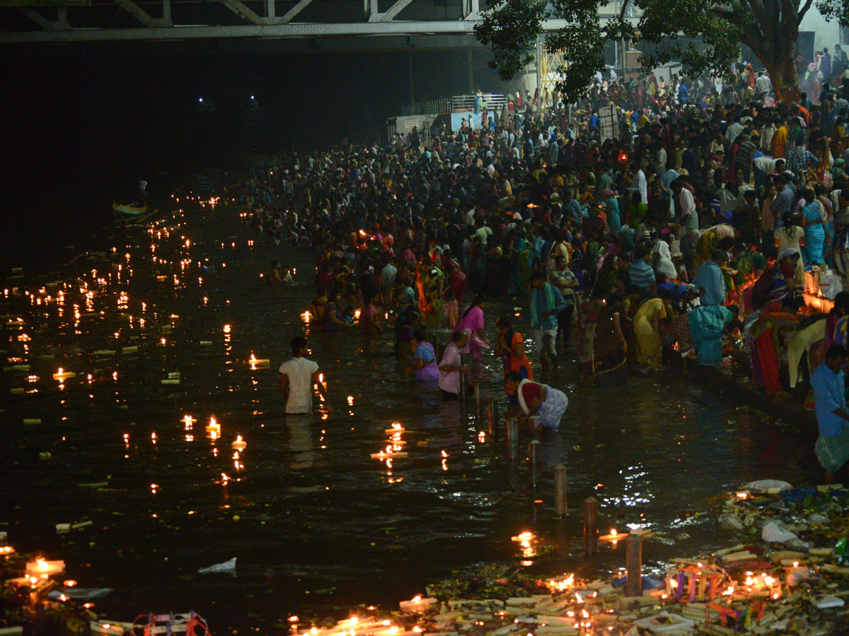 Karthika Masam Celebrations at Pushkar Ghat Rajahmundry Photo Gallery - Sakshi13