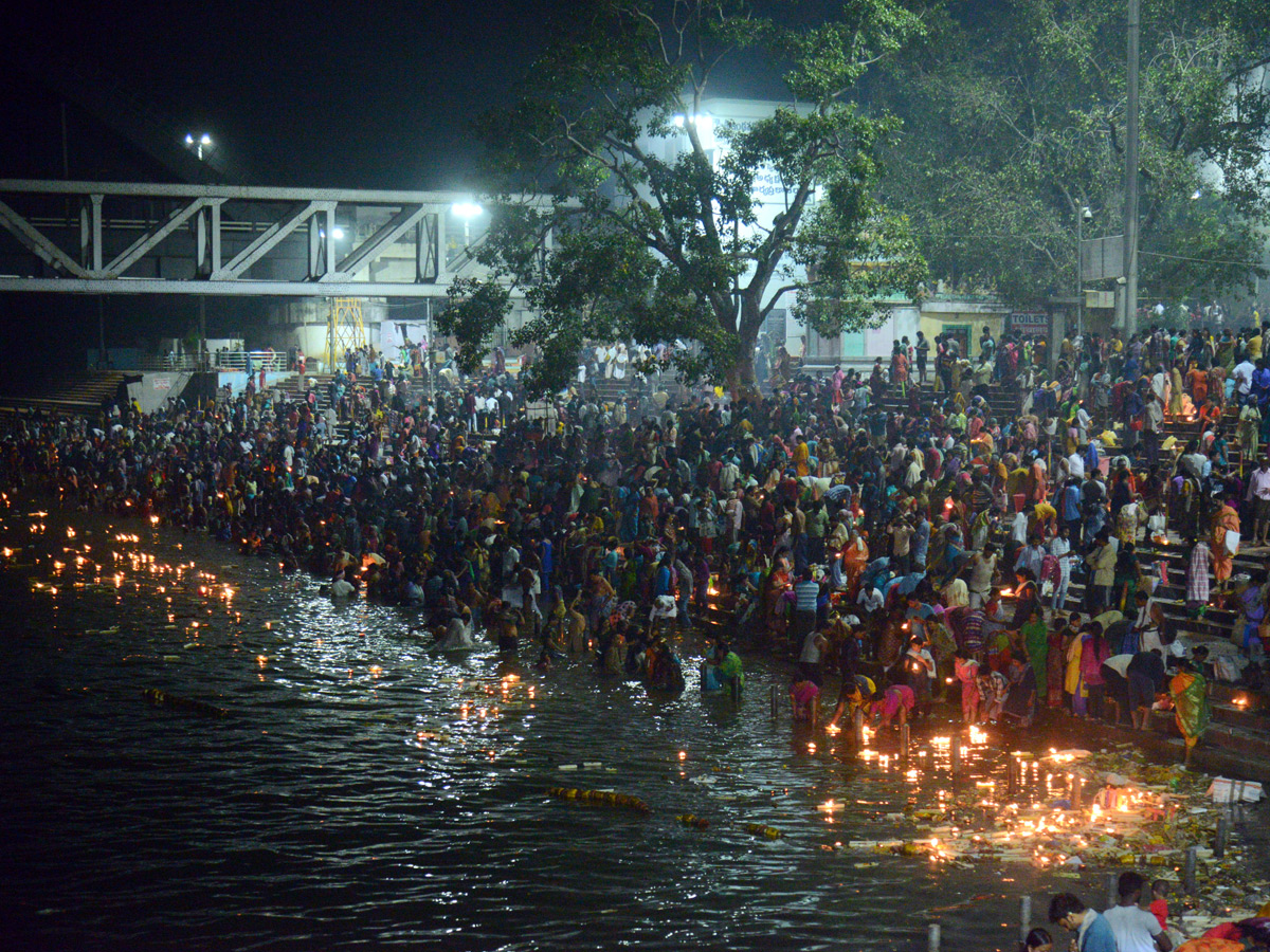 Karthika Masam Celebrations at Pushkar Ghat Rajahmundry Photo Gallery - Sakshi14