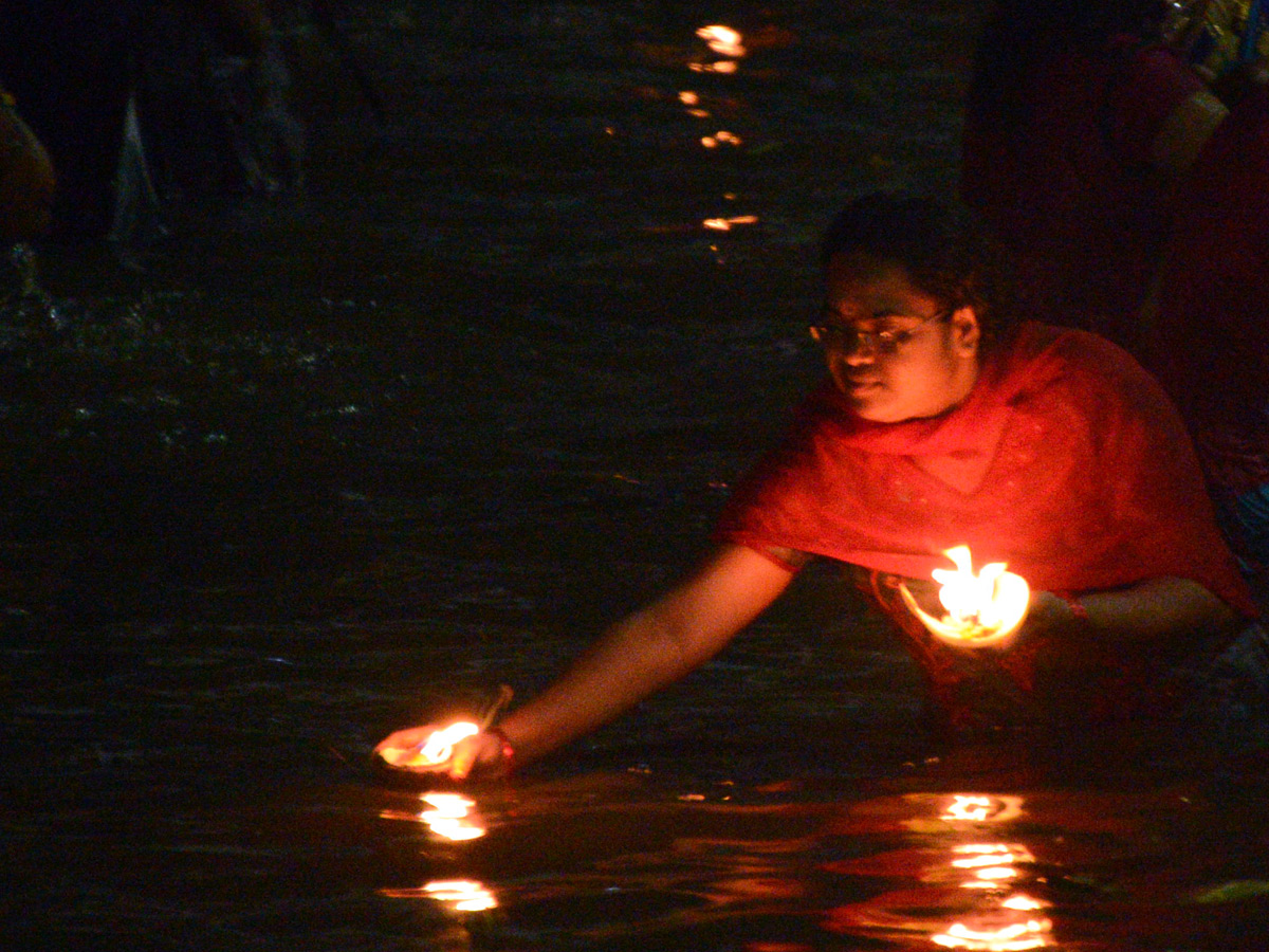 Karthika Masam Celebrations at Pushkar Ghat Rajahmundry Photo Gallery - Sakshi16