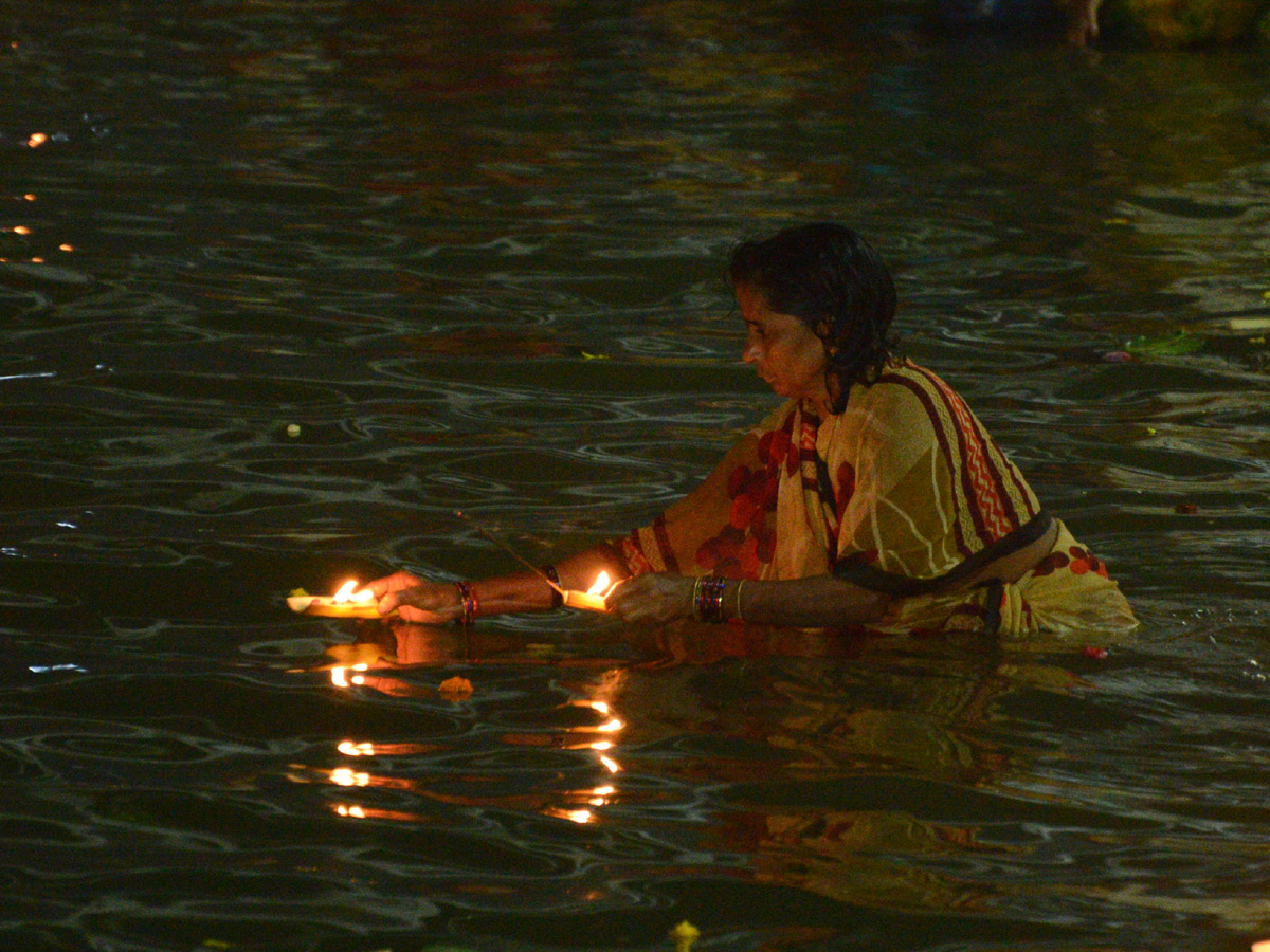 Karthika Masam Celebrations at Pushkar Ghat Rajahmundry Photo Gallery - Sakshi18