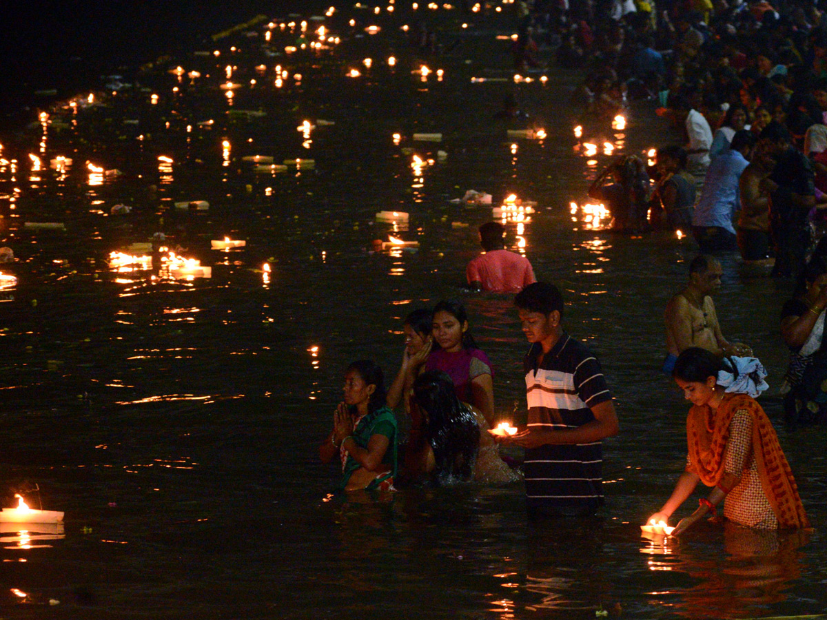 Karthika Masam Celebrations at Pushkar Ghat Rajahmundry Photo Gallery - Sakshi21