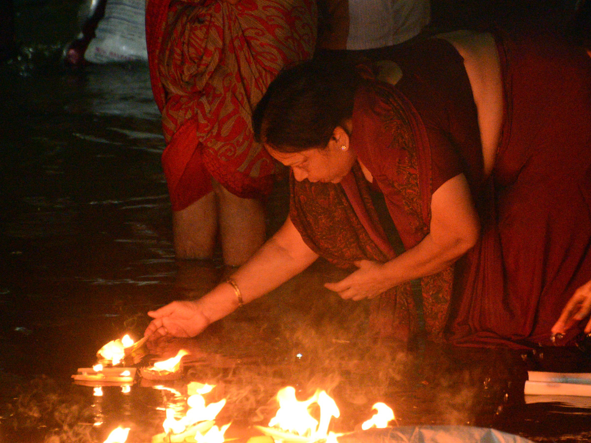 Karthika Masam Celebrations at Pushkar Ghat Rajahmundry Photo Gallery - Sakshi22