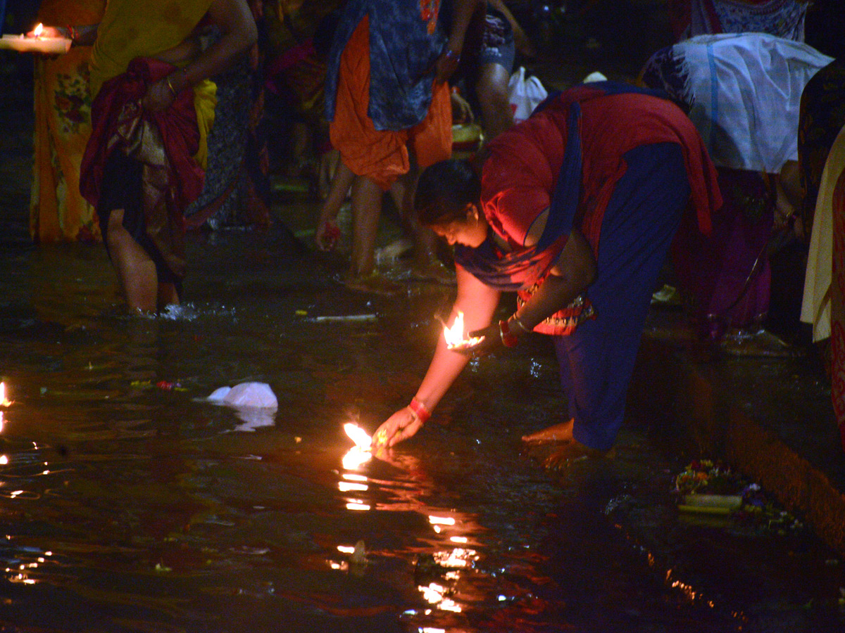 Karthika Masam Celebrations at Pushkar Ghat Rajahmundry Photo Gallery - Sakshi23