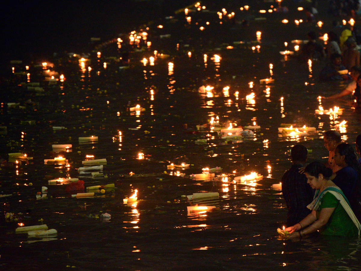 Karthika Masam Celebrations at Pushkar Ghat Rajahmundry Photo Gallery - Sakshi3