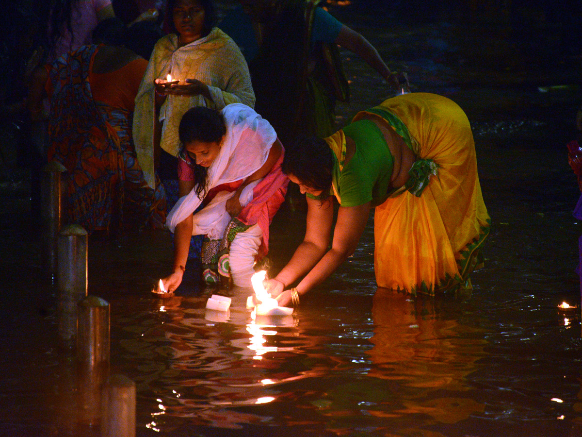 Karthika Masam Celebrations at Pushkar Ghat Rajahmundry Photo Gallery - Sakshi5