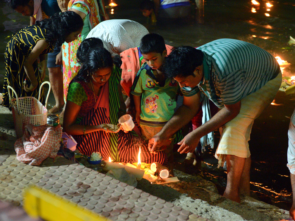 Karthika Masam Celebrations at Pushkar Ghat Rajahmundry Photo Gallery - Sakshi6