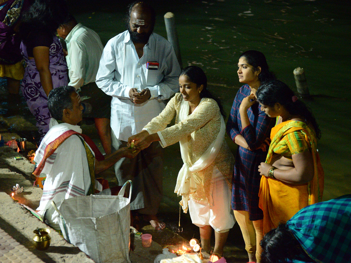 Karthika Masam Celebrations at Pushkar Ghat Rajahmundry Photo Gallery - Sakshi7