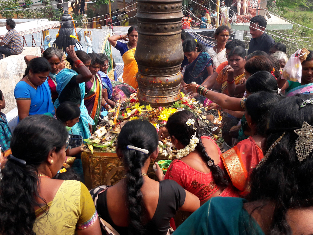 Karthika Masam Celebrations at Pushkar Ghat Rajahmundry Photo Gallery - Sakshi8