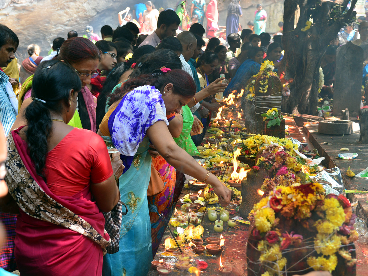 Karthika Pournami Devotees Rush At Kapila Theertham In Tirupati Photo Gallery - Sakshi10