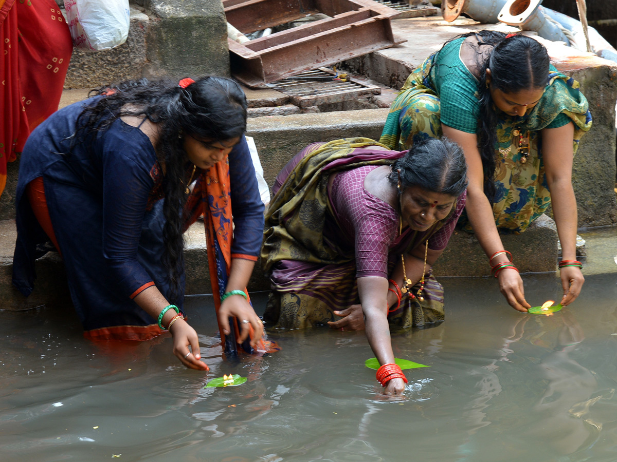 Karthika Pournami Devotees Rush At Kapila Theertham In Tirupati Photo Gallery - Sakshi8