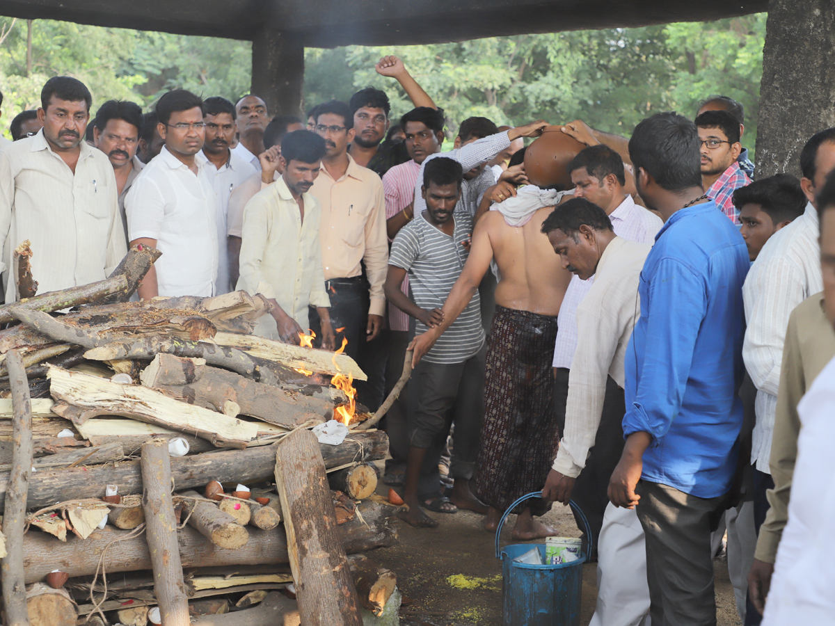 Tahsildar Vijaya Reddy funeral at Nagole Photo Gallery - Sakshi1