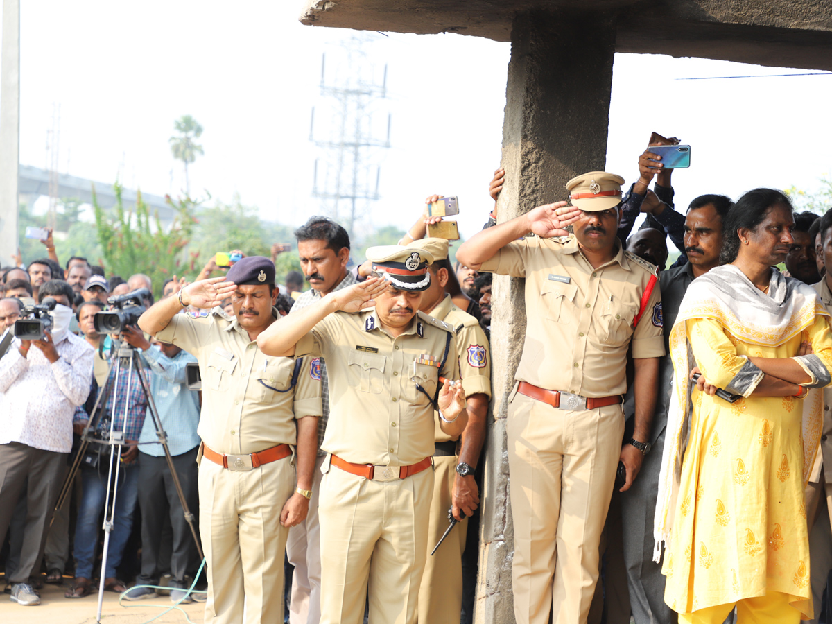 Tahsildar Vijaya Reddy funeral at Nagole Photo Gallery - Sakshi3