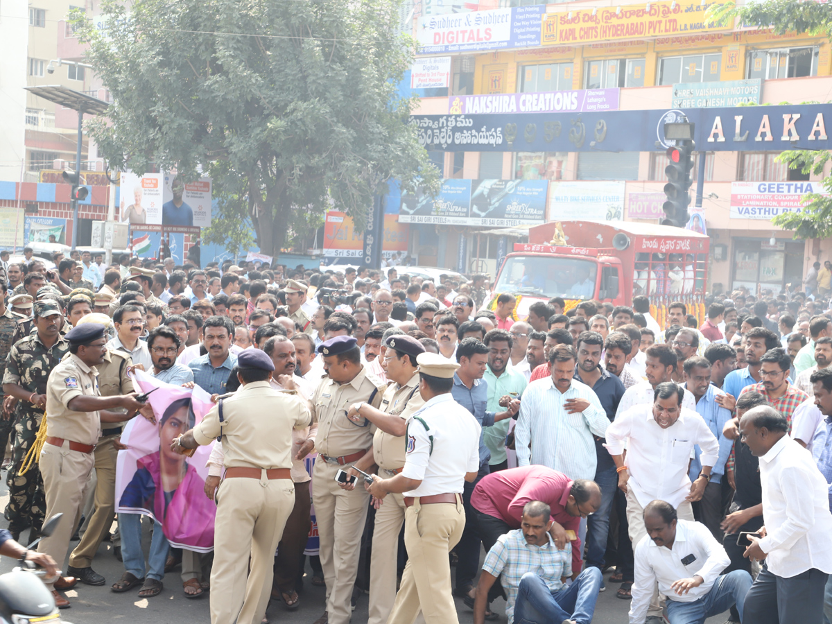 Tahsildar Vijaya Reddy funeral at Nagole Photo Gallery - Sakshi4