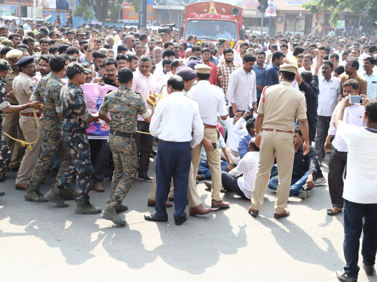 Tahsildar Vijaya Reddy funeral at Nagole Photo Gallery - Sakshi5