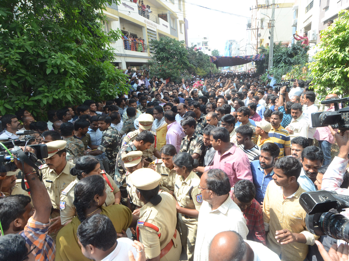 Tahsildar Vijaya Reddy funeral at Nagole Photo Gallery - Sakshi6