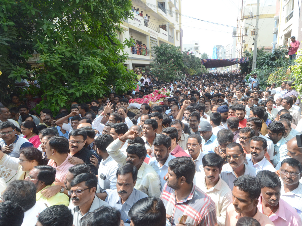 Tahsildar Vijaya Reddy funeral at Nagole Photo Gallery - Sakshi7