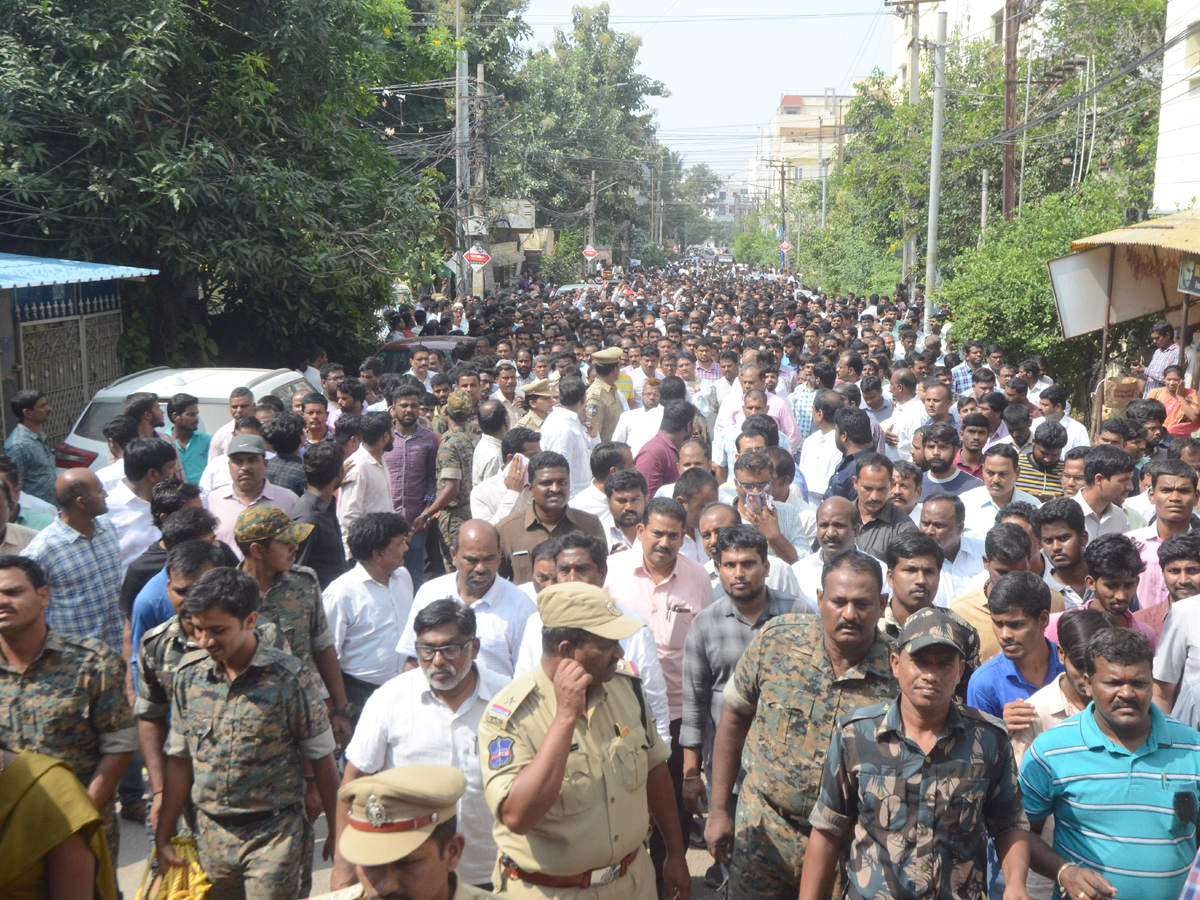 Tahsildar Vijaya Reddy funeral at Nagole Photo Gallery - Sakshi9