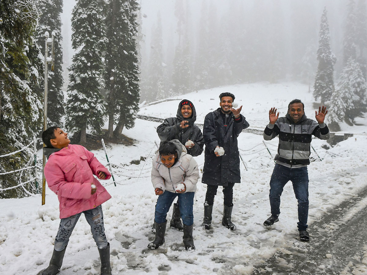 Heavy Snowfall Hits Jammu Kashmir Photo Gallery - Sakshi1