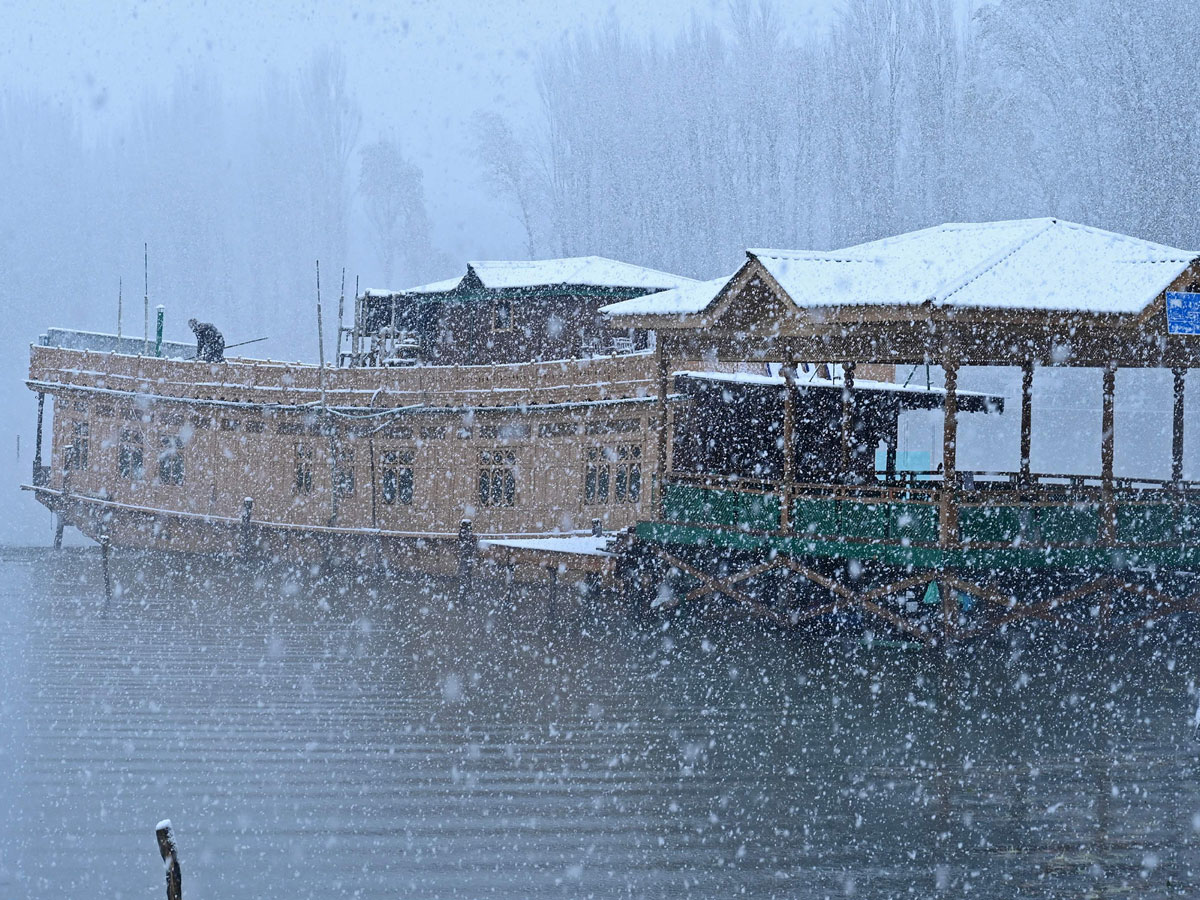 Heavy Snowfall Hits Jammu Kashmir Photo Gallery - Sakshi14