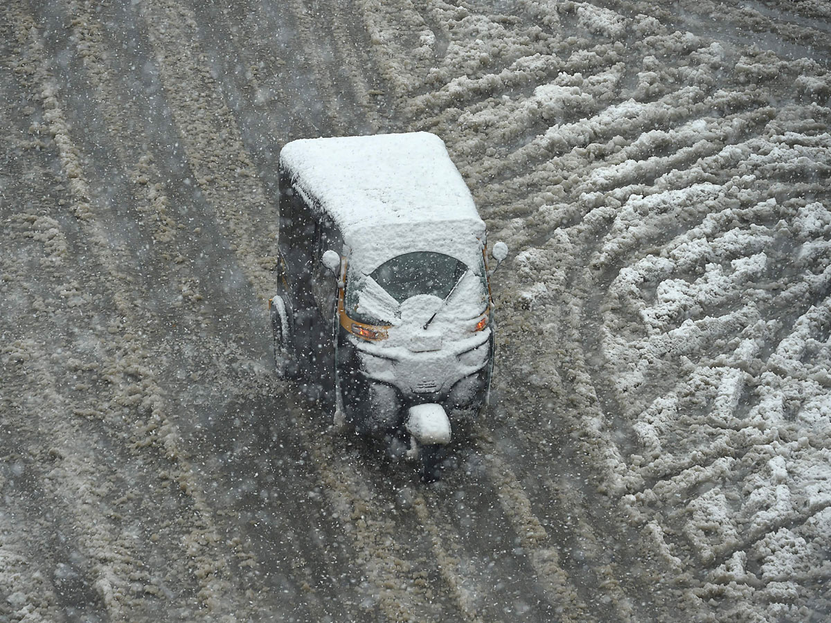 Heavy Snowfall Hits Jammu Kashmir Photo Gallery - Sakshi15