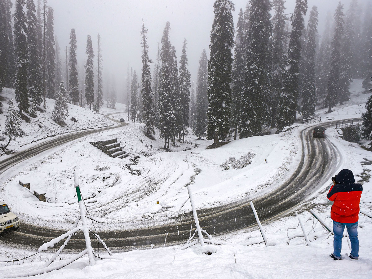 Heavy Snowfall Hits Jammu Kashmir Photo Gallery - Sakshi16