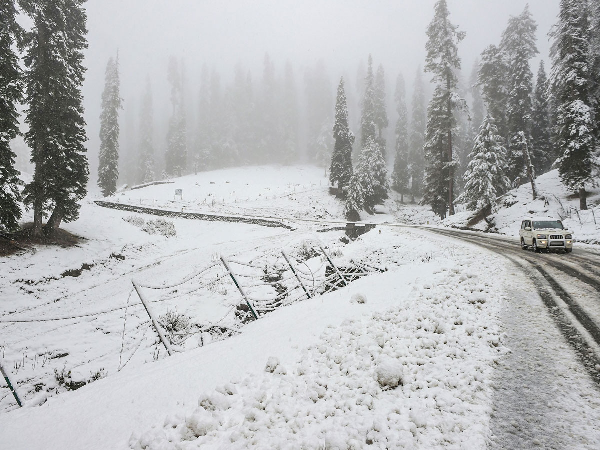 Heavy Snowfall Hits Jammu Kashmir Photo Gallery - Sakshi18