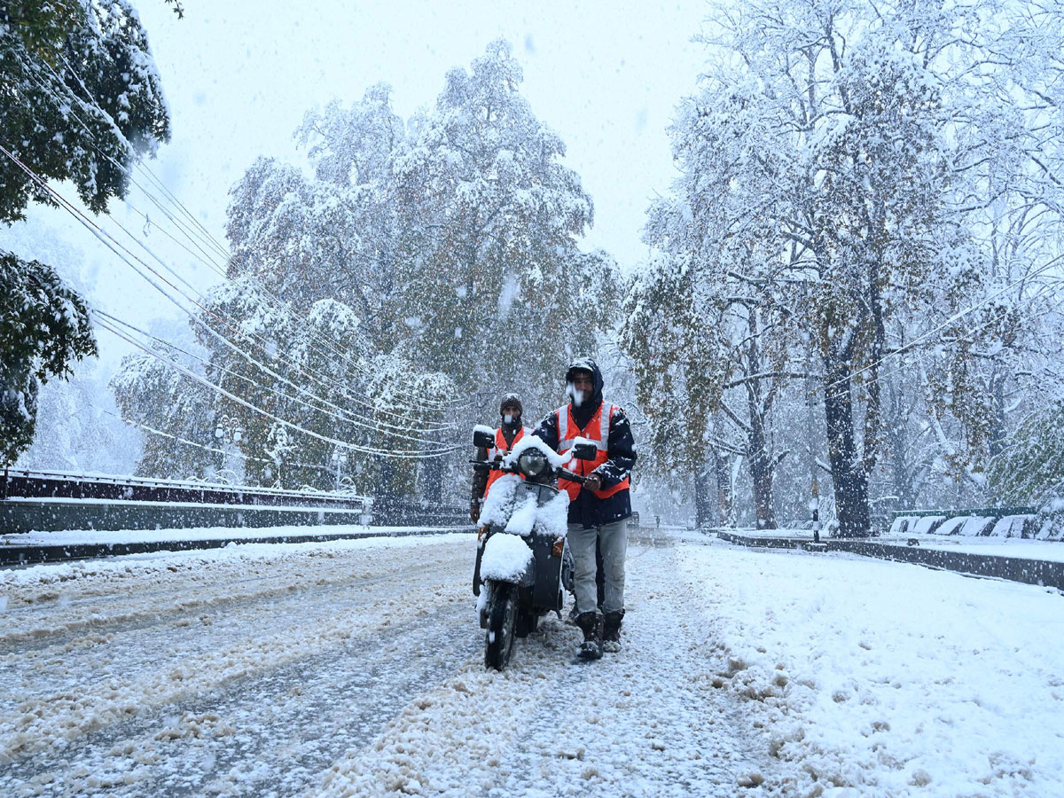 Heavy Snowfall Hits Jammu Kashmir Photo Gallery - Sakshi5