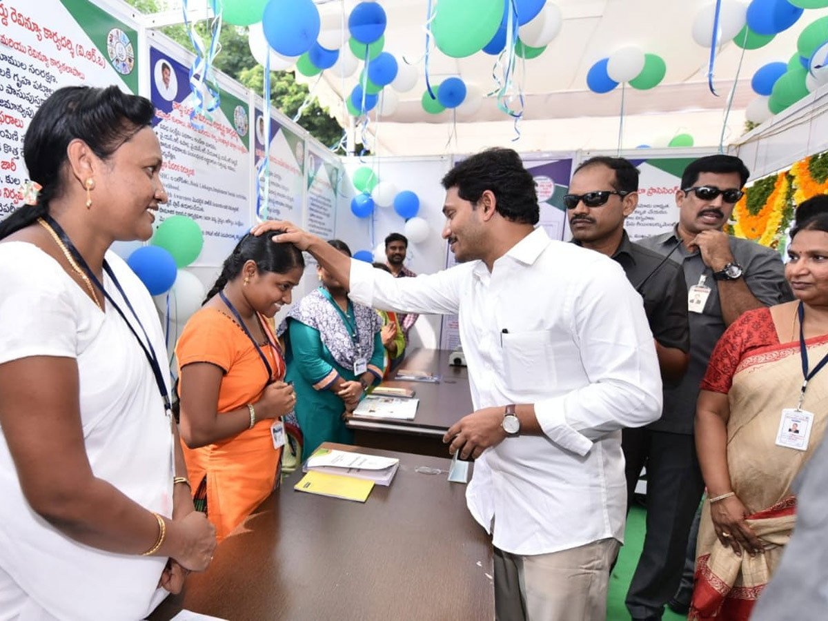 YS Jagan Distributes Cheques To Agrigold Victims Photo Gallery - Sakshi13