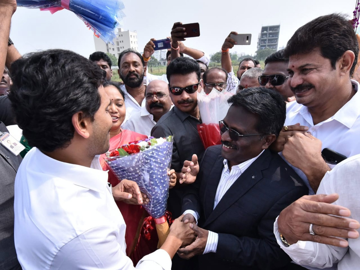 YS Jagan Distributes Cheques To Agrigold Victims Photo Gallery - Sakshi14