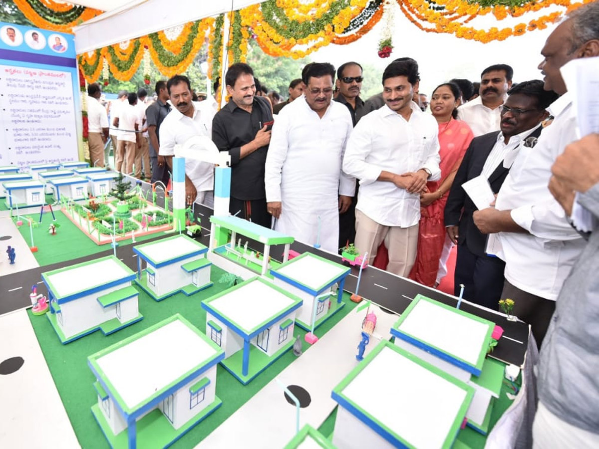 YS Jagan Distributes Cheques To Agrigold Victims Photo Gallery - Sakshi19