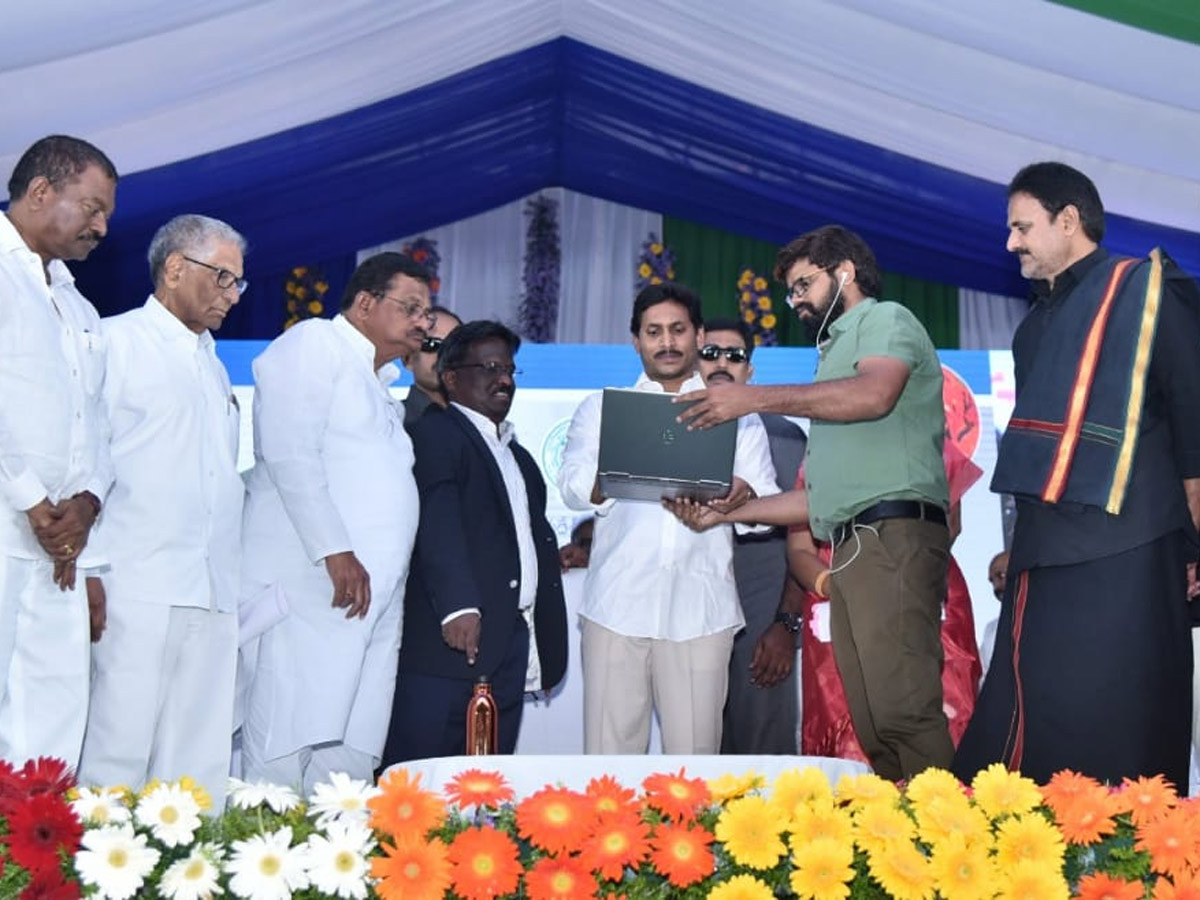 YS Jagan Distributes Cheques To Agrigold Victims Photo Gallery - Sakshi2