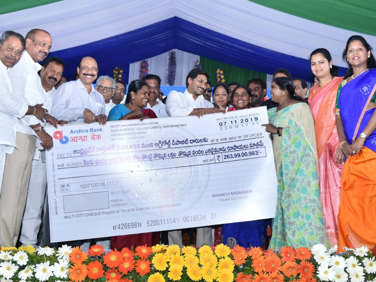 YS Jagan Distributes Cheques To Agrigold Victims Photo Gallery - Sakshi22