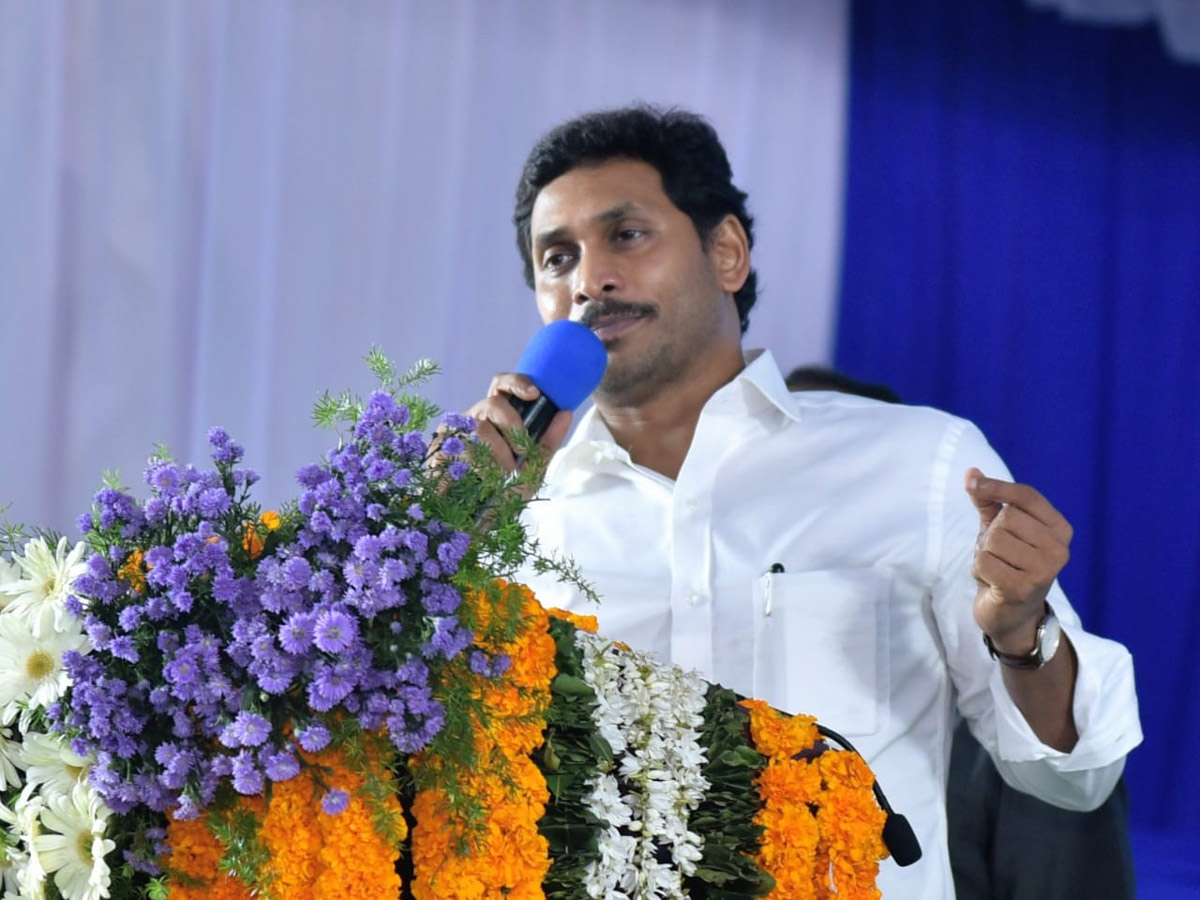 YS Jagan Distributes Cheques To Agrigold Victims Photo Gallery - Sakshi3