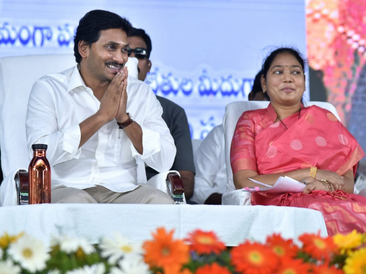 YS Jagan Distributes Cheques To Agrigold Victims Photo Gallery - Sakshi4