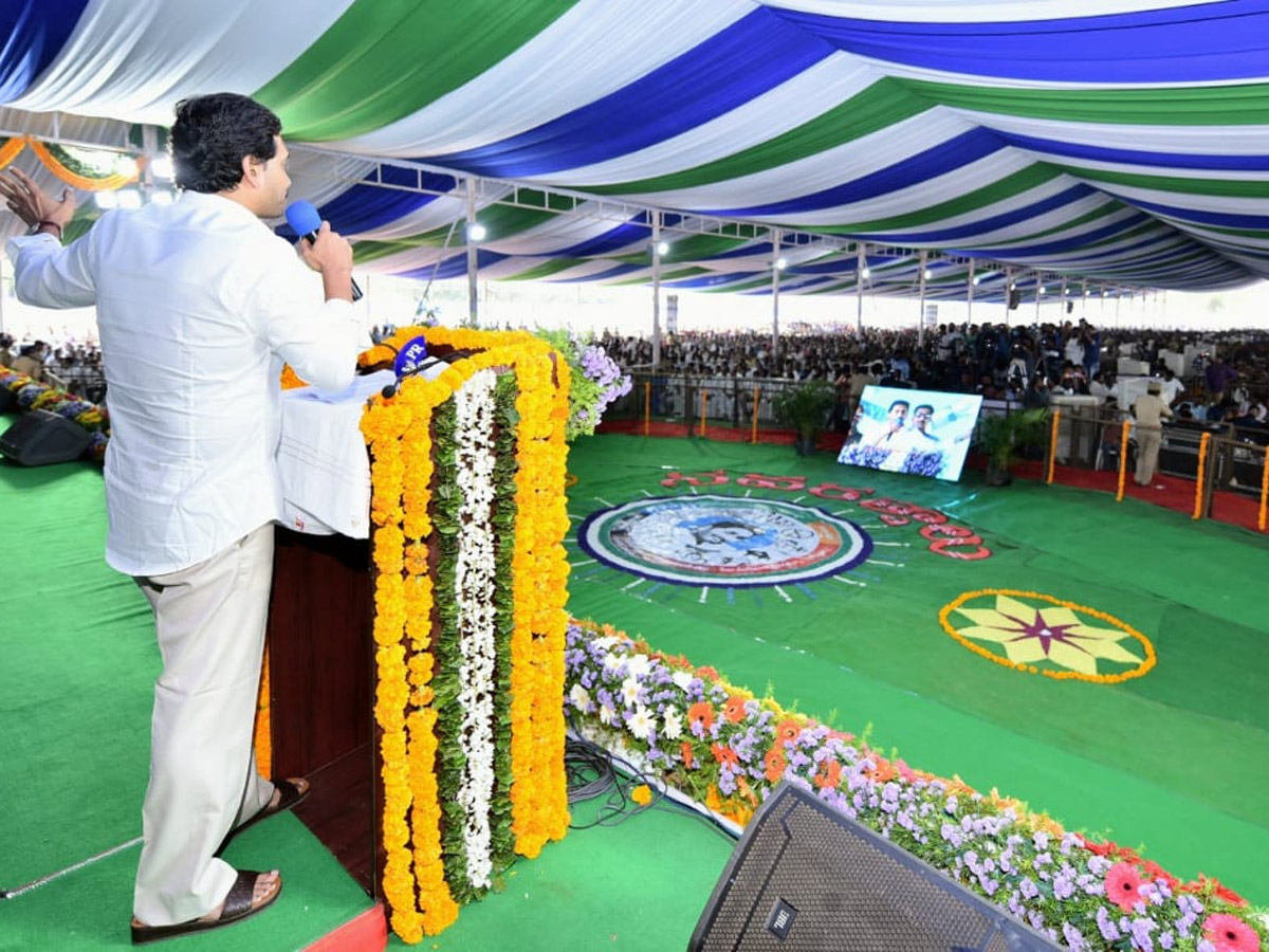 YS Jagan Distributes Cheques To Agrigold Victims Photo Gallery - Sakshi7