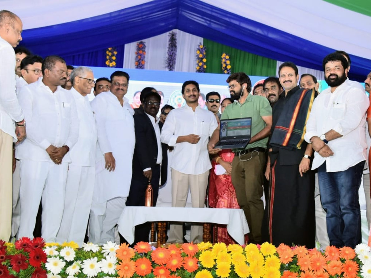 YS Jagan Distributes Cheques To Agrigold Victims Photo Gallery - Sakshi9