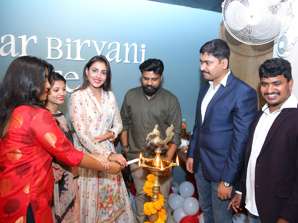 Actress Archana And Madhu Shalini Inaugurates Bahar Biryani Cafe Photo Gallery - Sakshi7