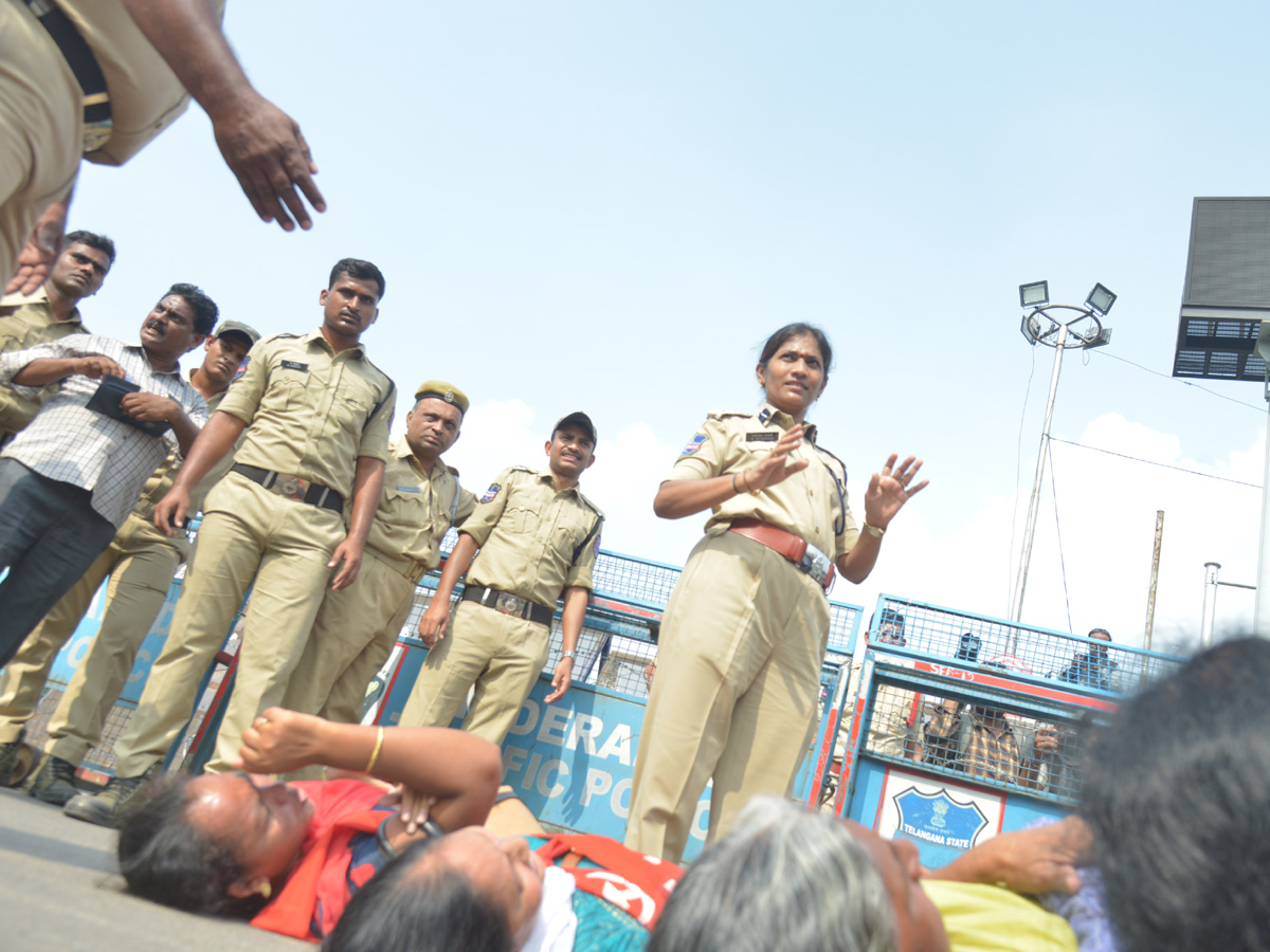 Chalo Tank Bund March Held at Hyderabad Photo Gallery - Sakshi17