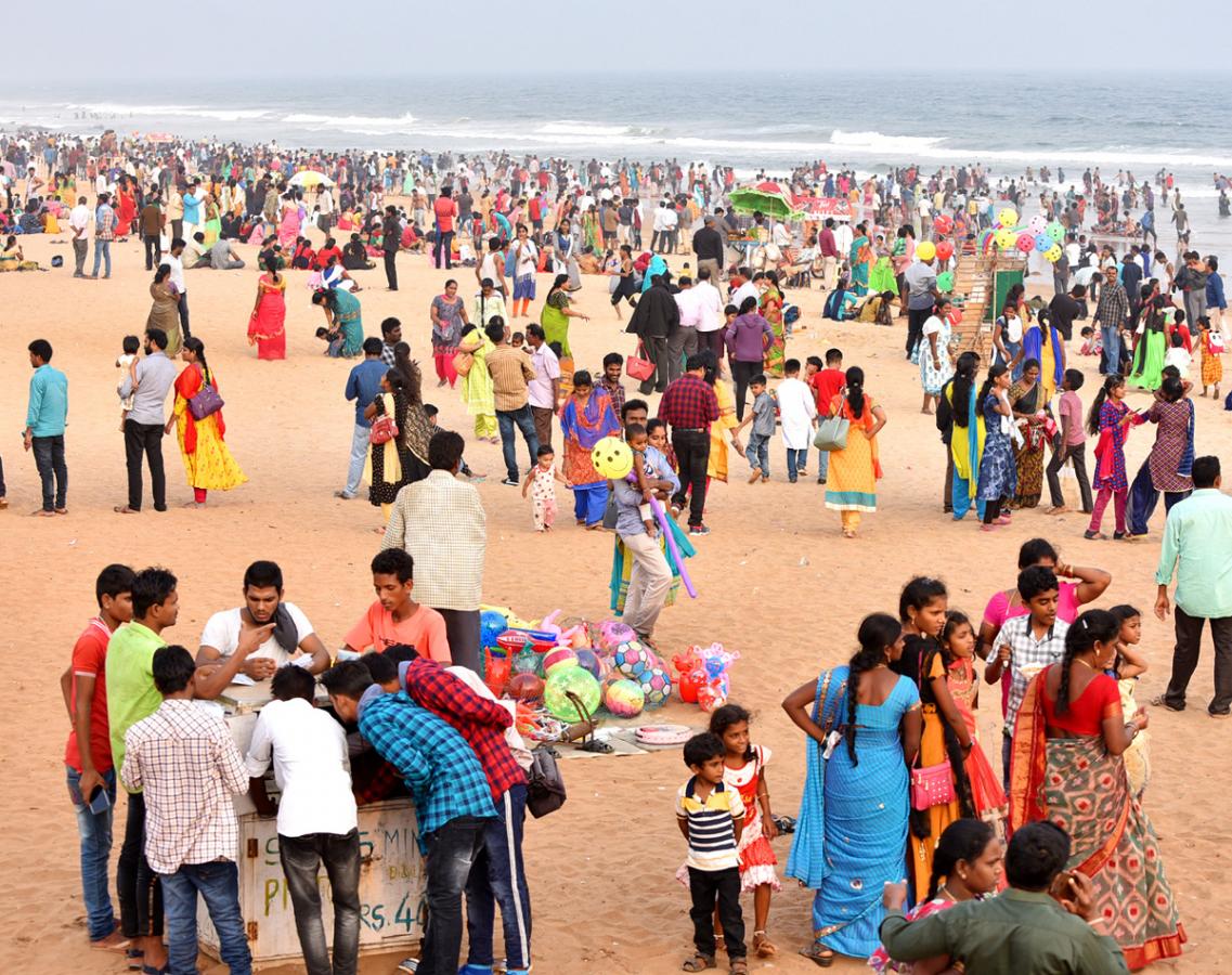 Public Enjoy In Rk Beach At Visakhapatnam - Sakshi2